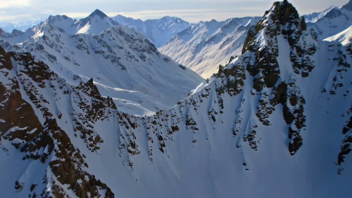 Cinematic avalanche scene prompt for Kling 3.0 preview